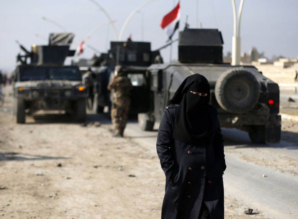 伊斯蘭女性穿戴的面紗拯救伊拉克警察性命。（湯森路透）