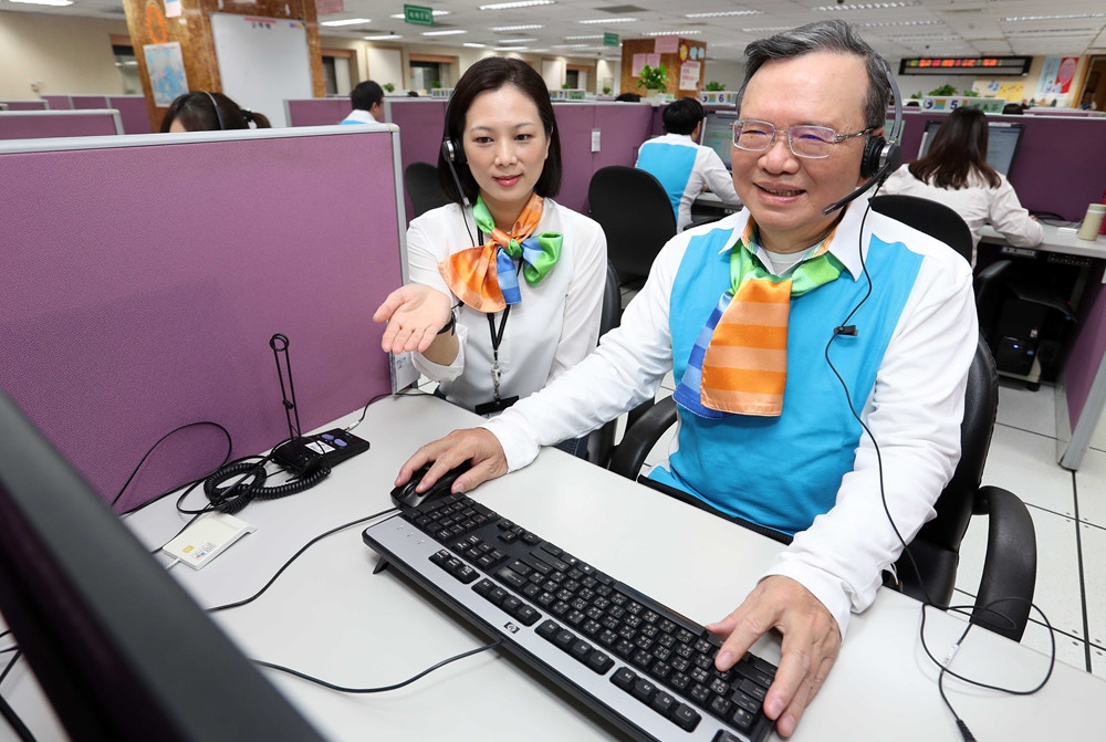  中華電信123客服日十週年，董事長鄭優出任一日客服，傾聽消費者的聲音。(中華電信提供)