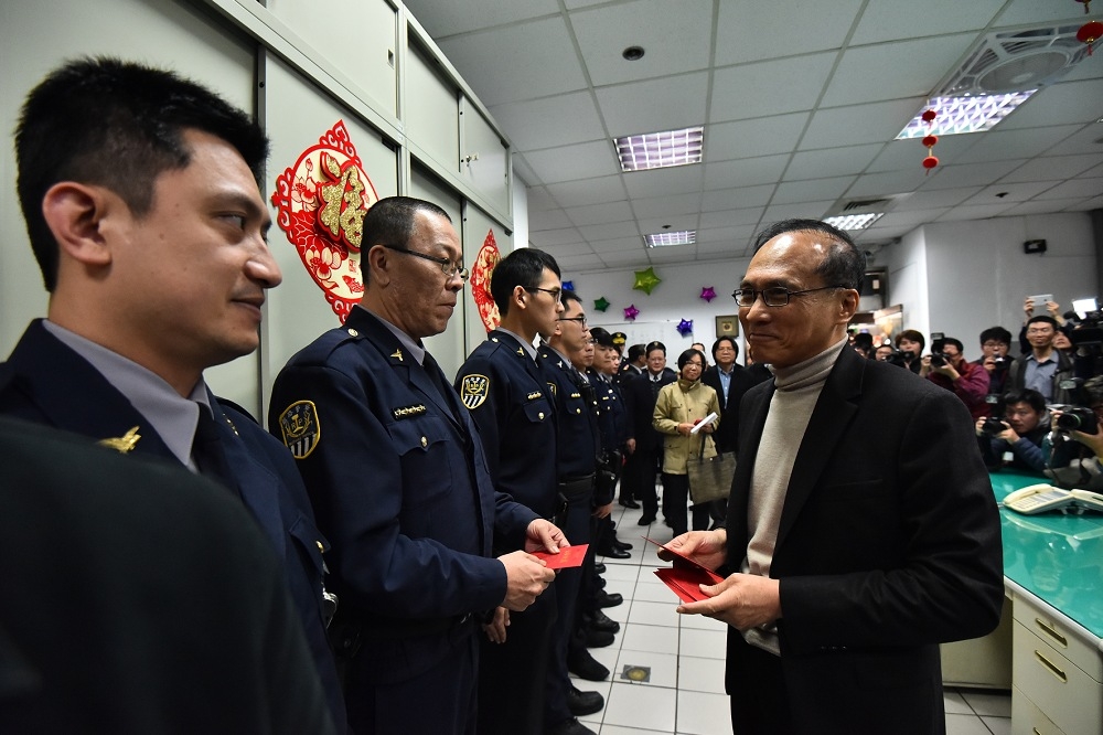 行政院長林全今視察台北車站，並發放加菜金，為第一線人員加油打氣。（攝影：李昆翰）