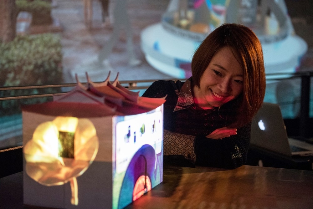 導演陳怡潔與她的光雕作品《西街派對》（圖片提供：臺北市政府觀光傳播局）