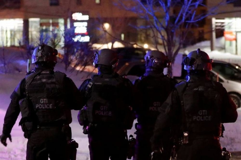 加拿大警方在遭遇攻擊的清真寺外巡邏。   （湯森路透）