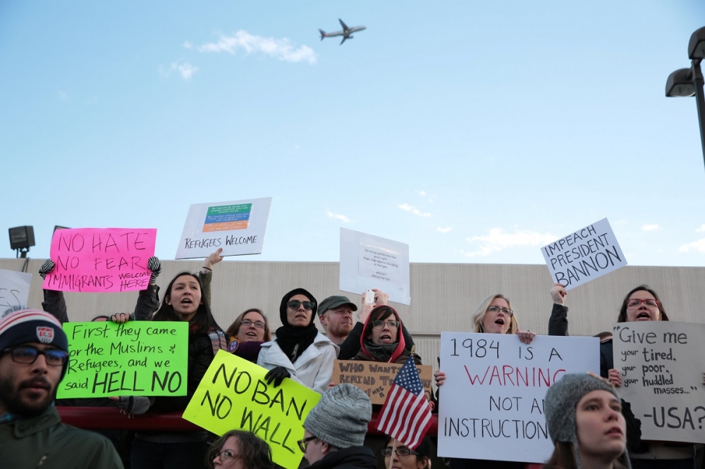 哈茨菲爾德-傑克遜亞特蘭大國際機場外29日聚集抗議川普禁令的民眾。（湯森路透）