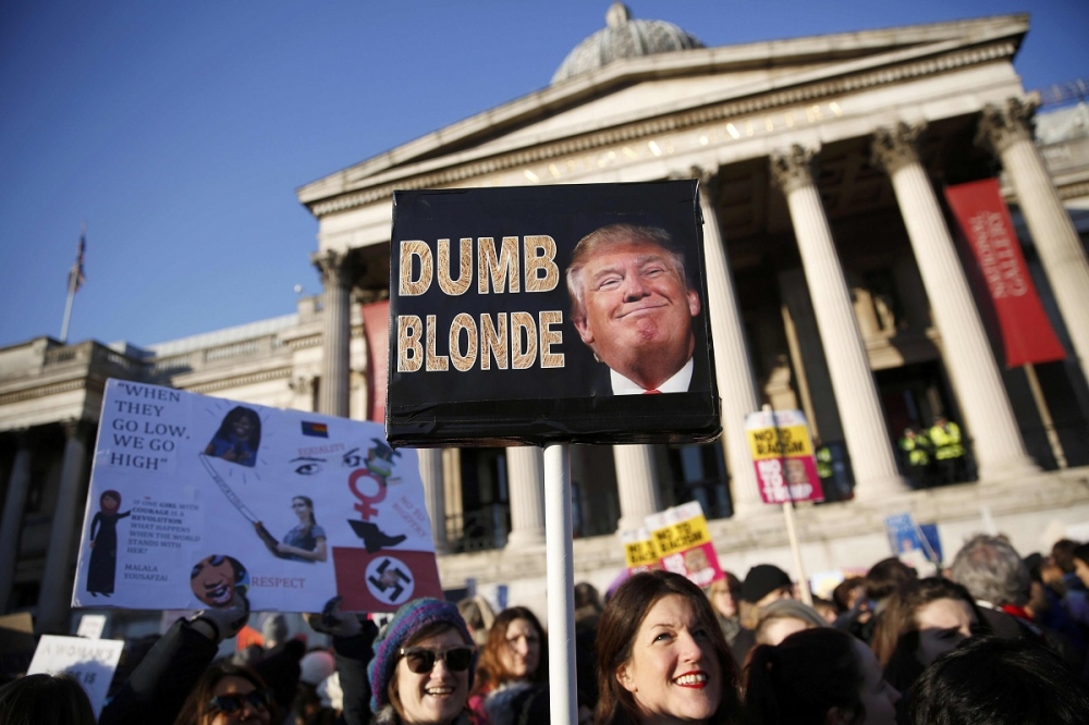 倫敦參與抗議川普的「女性遊行」民眾21日於特拉法加廣場。（湯森路透）
