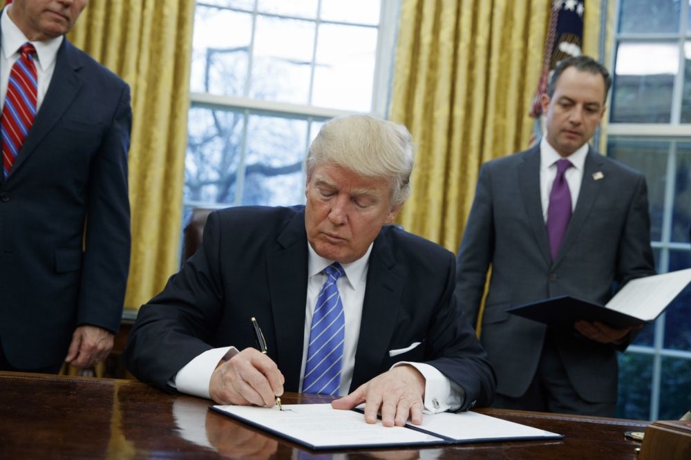 川普簽署行政命令退出TPP。  （美聯社）