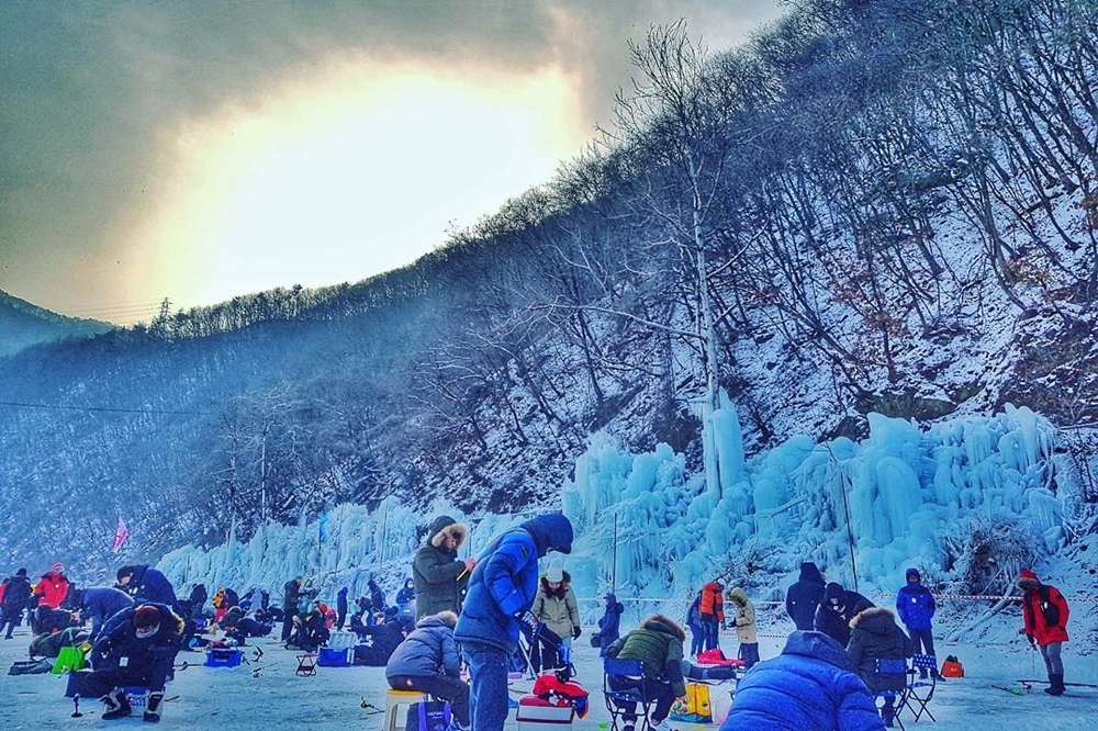 韓國冬季1-2月時冰釣慶典的盛況。（圖片擷取自breadbrad63 Instagram）