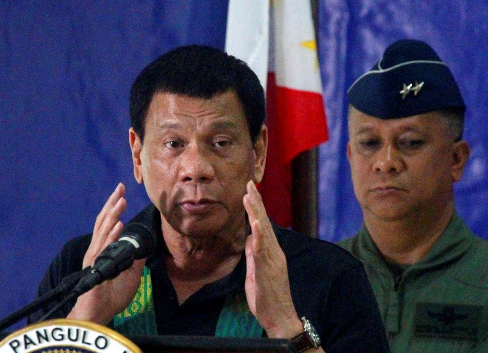 菲律賓總統杜特蒂1月27日訪視軍營。（湯森路透）