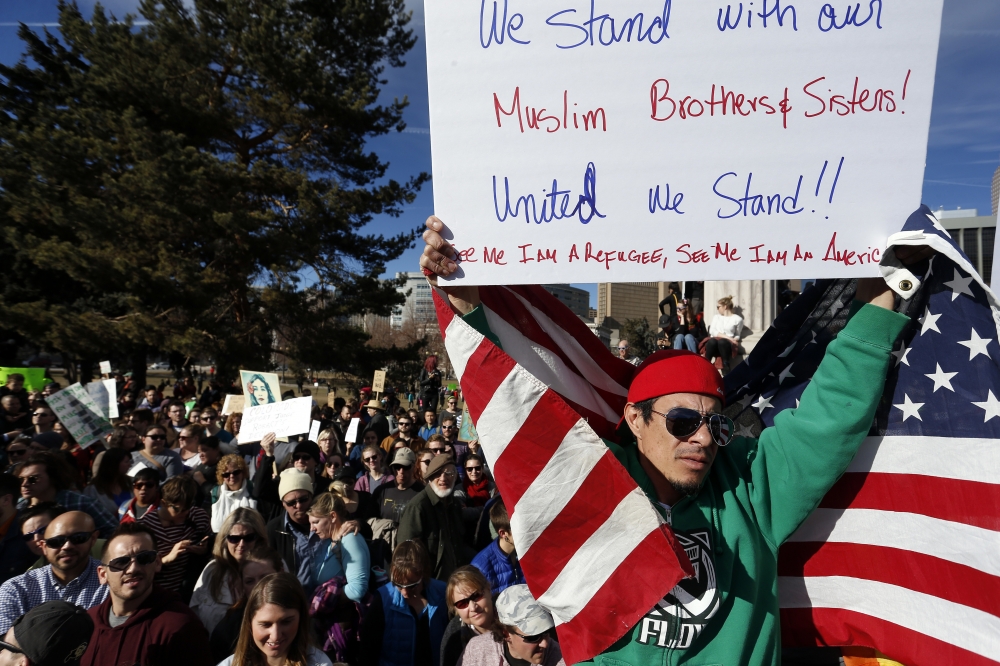 美國科羅拉多州民眾4日上街抗議川普的移民禁令。（美聯社）