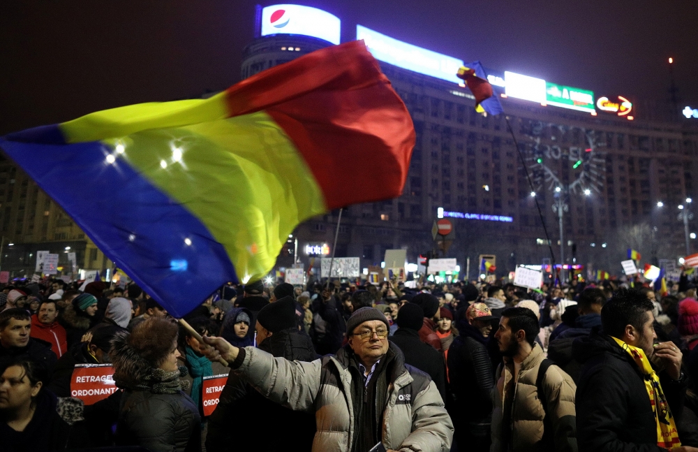 民眾在羅馬尼亞首都布加勒斯特（Bucharest）抗議新法。　（湯森路透）