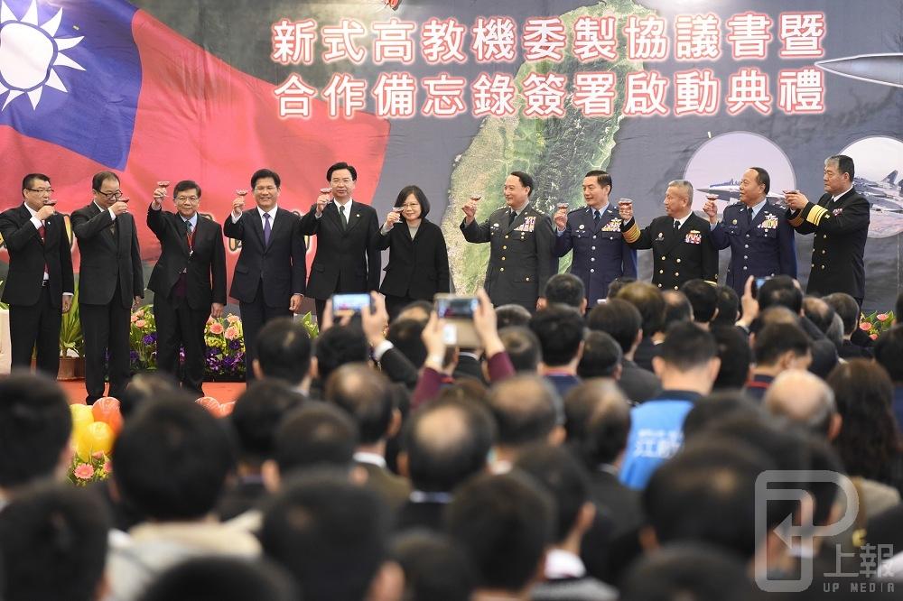 蔡英文7日參加國防部和中科院簽署新式高教機典禮，在致詞時表示，台灣的航太技術已經停留了30年，沒有更多的30年可以浪費。（攝影：葉信菉）