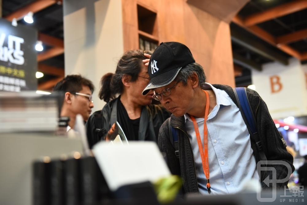 林榮基8日上午受邀參訪台北國際書展，原先要出席開幕式，但被「善意」告知，因此林榮基中午才到書展。（攝影：李昆翰）