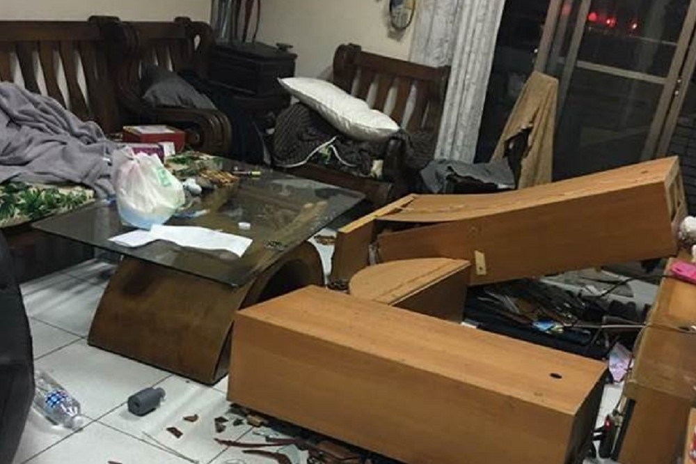 一名網友貼出在高雄13樓層樓高的住家，地震後家具、物品散落一地的情況。（翻攝自爆料公社臉書）
