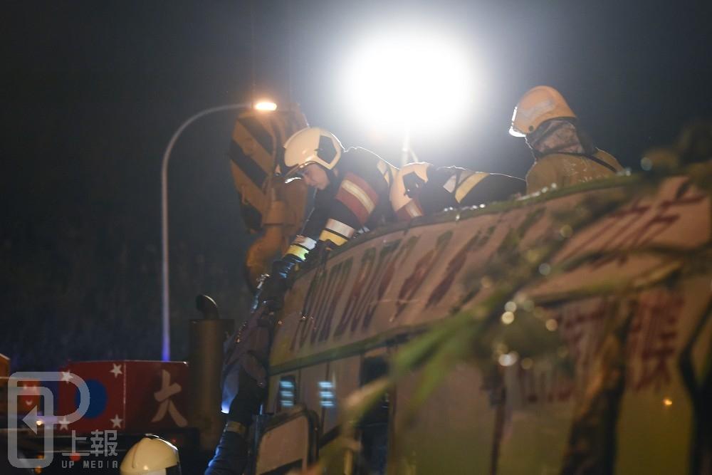 國道五號13日晚間發生遊覽車翻覆意外，共造成33人死亡、11人受輕重傷，目前在醫院觀察。（攝影：葉信菉）