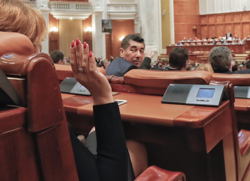 羅馬尼亞國會13日表決支持舉行公投。（美聯社）