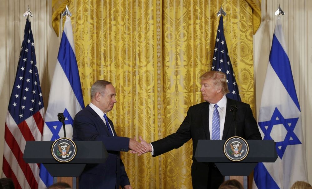 美國總統川普與以色列總理納坦雅胡（左）15日於白宮召開記者會。（湯森路透）