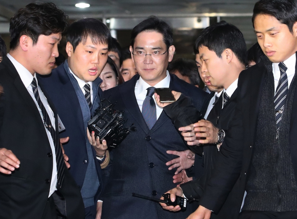 首爾中央地方法院17日同意獨立檢查組的二度提請，正式發出三星集團副會長李在鎔的逮捕令。