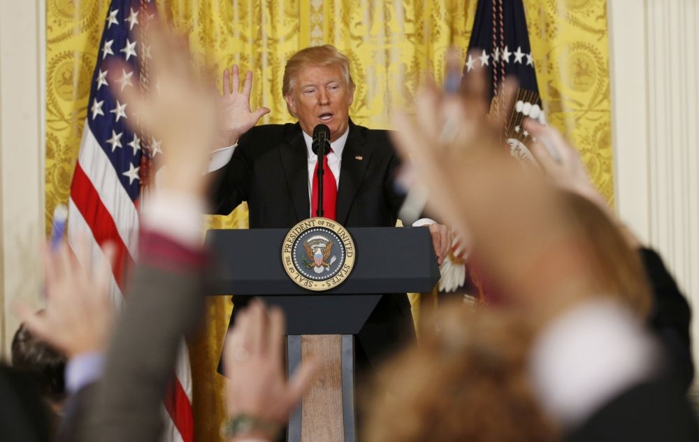 美國總統川普16日在白宮舉辦首場個人記者會。（湯森路透）
