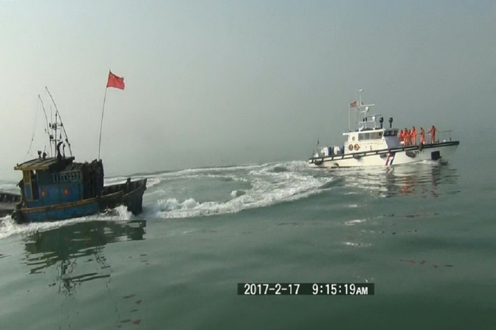 中國漁船與馬祖巡防艇追逐後，數度企圖衝撞逃逸，最後被2艘巡防艇夾擊攔下。（翻攝自海巡署馬祖海巡隊）
