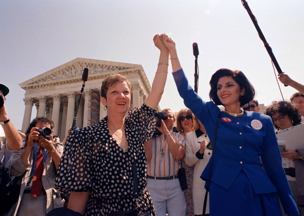 1989年，麥考維與律師在聯邦最高法院外合影。（美聯社）