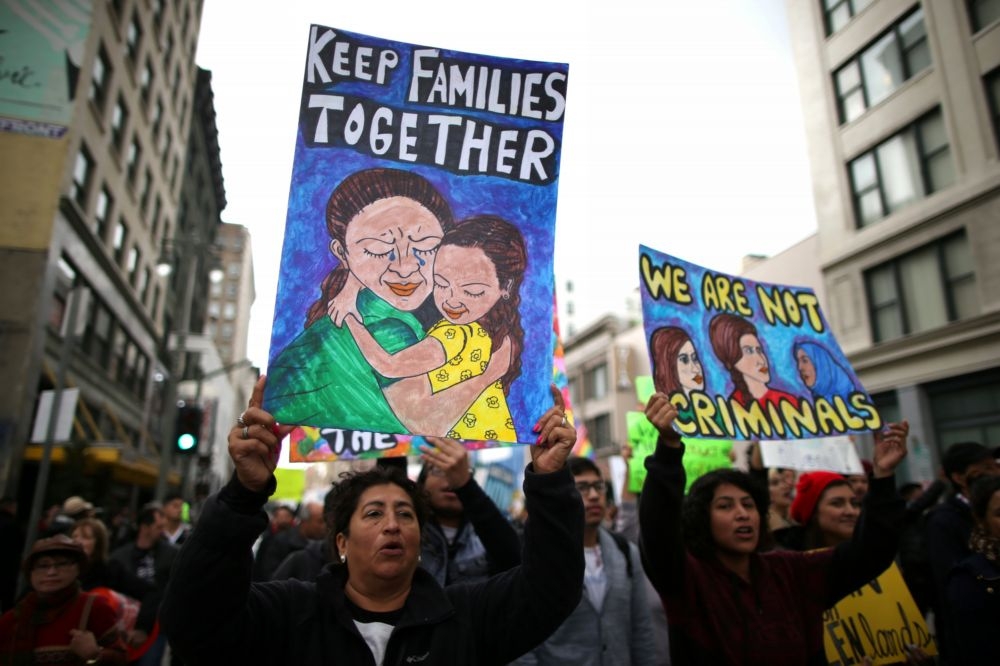 示威群眾18日聚集洛杉磯抗議川普的移民政策。（湯森路透）