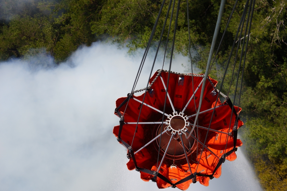 苗栗縣泰安鄉21日發生森林火災，航特部派出直升機前往空中灑水救火。（航特部提供）