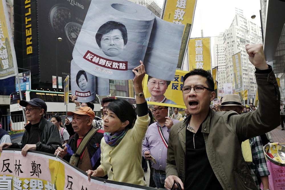 香港沒有民主之實，卻被冠以了民主之名，甚至有些人以為自己處於民主制度的幻覺裡，別人卻從種種外表中，以為你有民主，然後指責你選錯人，追究你的責任。（湯森路透）