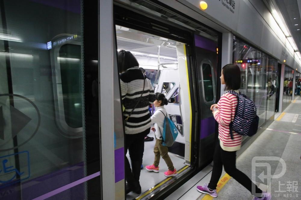 桃園捷運公司推出「通勤135」的優惠專案，希望能吸引民眾前往搭乘。（攝影：陳品佑）

