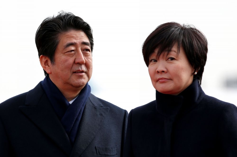 日本首相安倍晉三與妻子安倍昭惠。（湯森路透）
