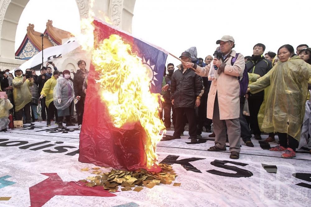 下午蔡丁貴返回廣場大門，並開始點火燃燒國旗，丟雞蛋。要求拆蔣介石銅像。（攝影：陳品佑）