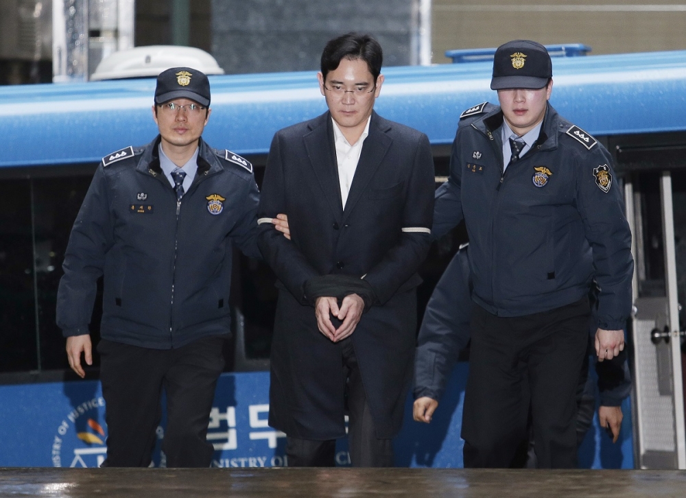 南韓三星集團副會長李在鎔22日抵達獨立檢查組辦公室。（美聯社）