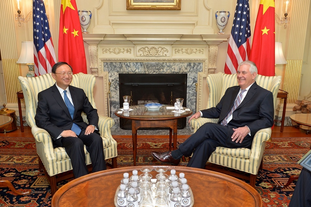 中國國務委員楊潔箎（左）與美國國務卿提勒森（Rex Tillerson）會晤，時間約45分鐘。（翻攝自美國國務院網站）