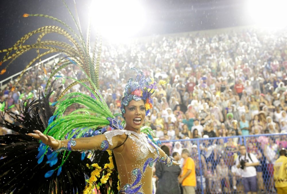 全球注目的年度盛會「巴西嘉年華」2月24日揭開序幕，一連數日在巴西多個城市舉行狂歡遊行。（湯森路透）