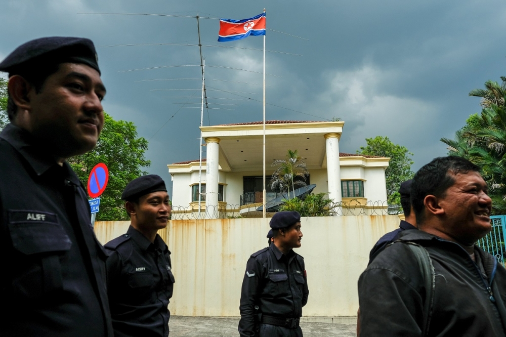 馬來西亞警察們於北韓駐吉隆坡大使館前。（湯森路透）