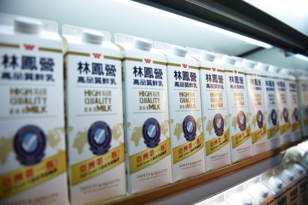 乳製品「漲」聲四起，導致咖啡、奶粉價位陸續跟進。不過，味全的林鳳營透過促銷方式，力奪連續2年奪下銷售冠軍，顯然「滅頂」的風潮已趨於平淡。（攝影：葉信菉）