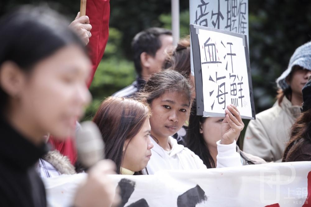 美國國務院3日公布「2016年各國人權實踐報告」，揭露了台灣長久以來對於外籍移工的剝削與歧視；圖為1月台灣國際勞工協會前往勞動部抗議。（攝影：陳品佑）