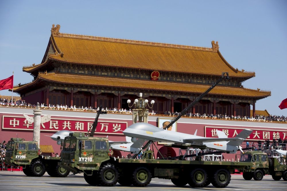 中國2015年九三大閱兵時在天安門前展示的「翼龍」無人飛機。  （湯森路透）