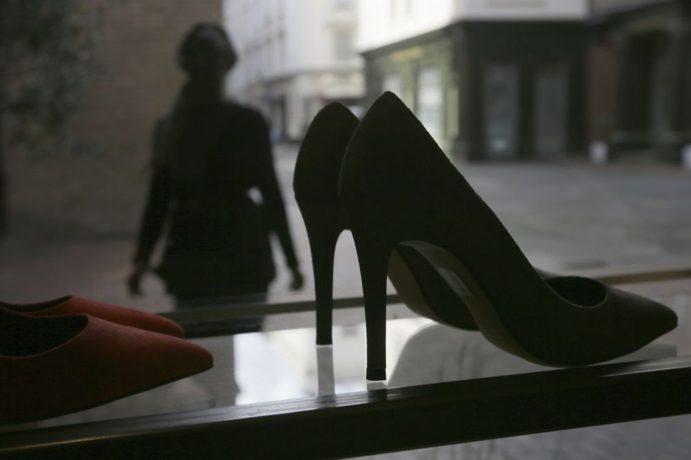 對於雇主要求上班穿著高跟鞋，英國國會展開辯論。（美聯社）