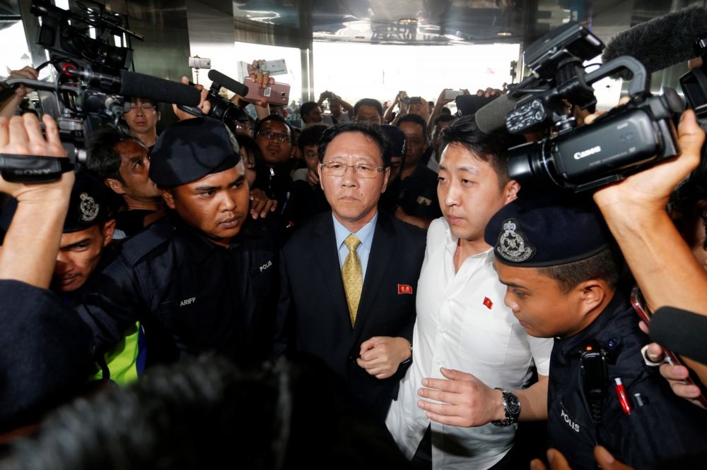 北韓駐馬來西亞大使姜哲（中）6日遭馬來西亞政府驅逐出境。（湯森路透）