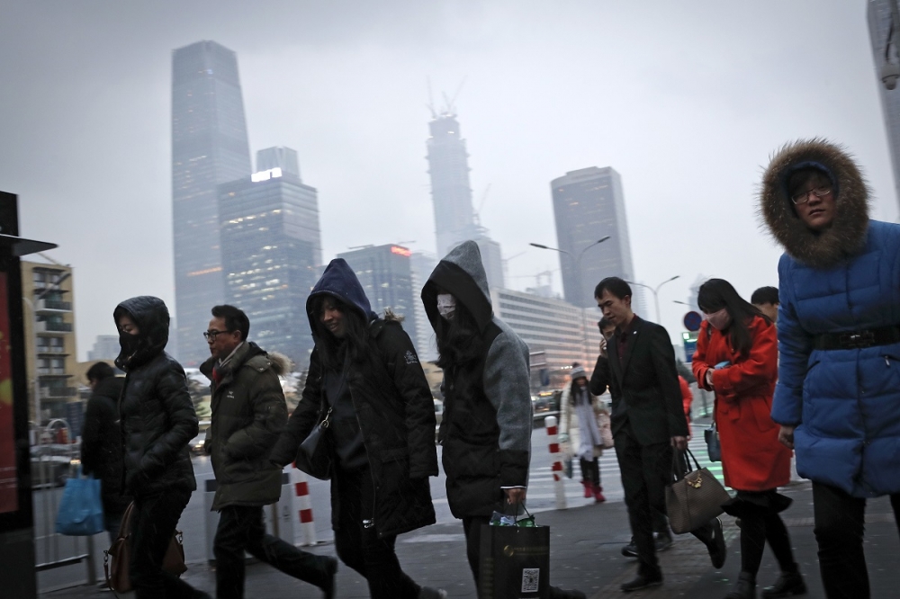 戴著口罩的北京人民於地鐵站。（美聯社）