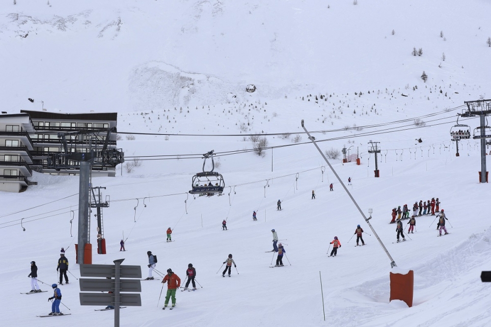 法國阿爾卑斯山脈蒂涅的滑雪者們。（美聯社）