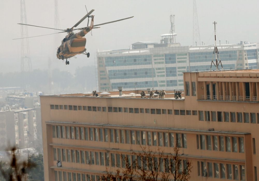 阿富汗維安人員搭乘直升機前往遭到恐怖分子攻擊的喀布爾軍醫院。   （湯森路透）