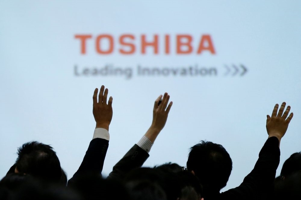 日本東芝（Toshiba）擬賣半導體事業股權吸引不少美中韓大咖搶進，台灣的鴻海、台積電也被外媒點名是潛在買家。（湯森路透）