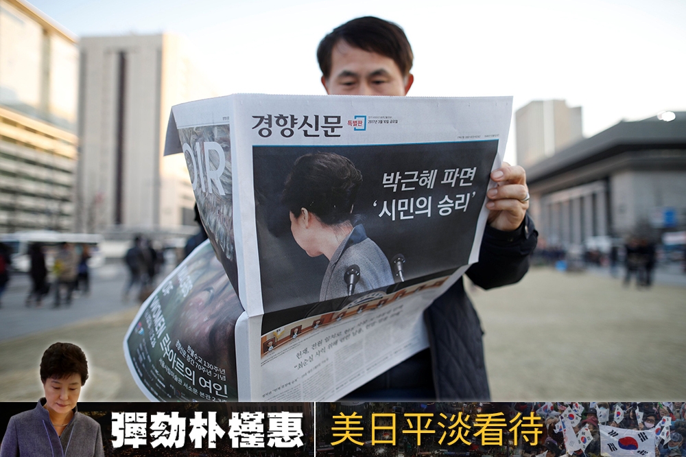 南韓民眾10日閱讀報紙。（照片：湯森路透，後製：潘世惟）