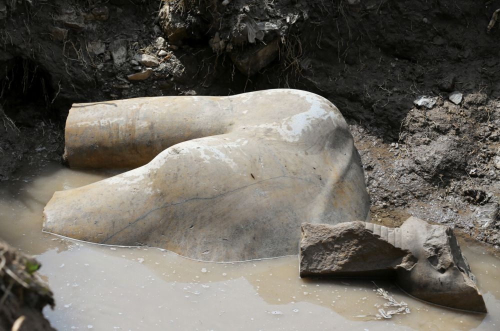 考古學家9日挖掘出的雕像疑似為埃及法老拉美西斯二世的雕像。（湯森路透）