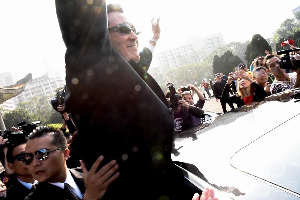 國父孫中山先生逝世的92周年，12日一早，前總統馬英九前往國父紀念館，向國父銅像致敬，在離開前，馬看到許多支持者在場外等他，他很開心的爬上車門邊緣，舉起雙手，高喊「中華民國萬歲」。（攝影：葉信菉）