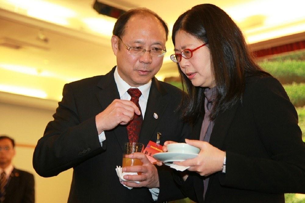 前海協會副會長鄭立中（左）與台灣政商互動多，圖為2009年他出席陸委會主委賴幸媛的歡迎茶會。（行政院新聞局提供）