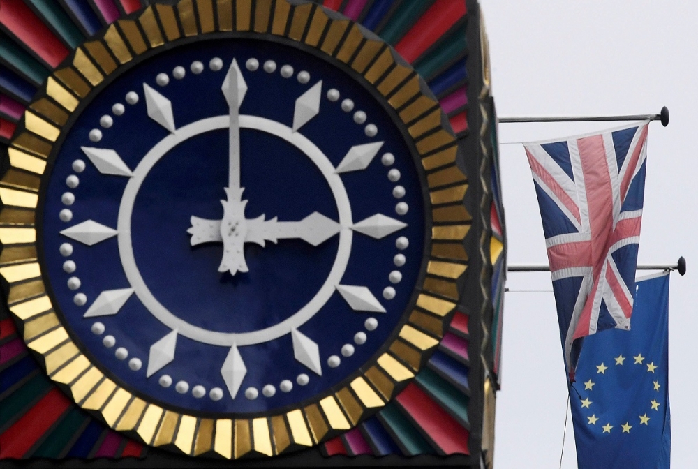 英國與歐盟旗幟於倫敦飄揚。（湯森路透）