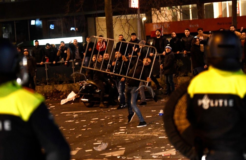 荷蘭鎮暴警察12日與民眾在鹿特丹的土耳其領事館前發生衝突。（湯森路透）