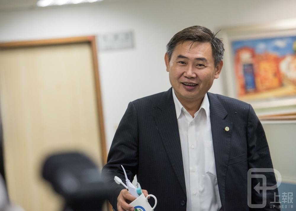 李俊毅將辭去黨內副秘書長一職，專心投入台南市長黨內初選。他也呼籲有意競逐市長一職的現任立法委員辭掉立委，不要假公職資源，謀自己政治未來。（資料照片）