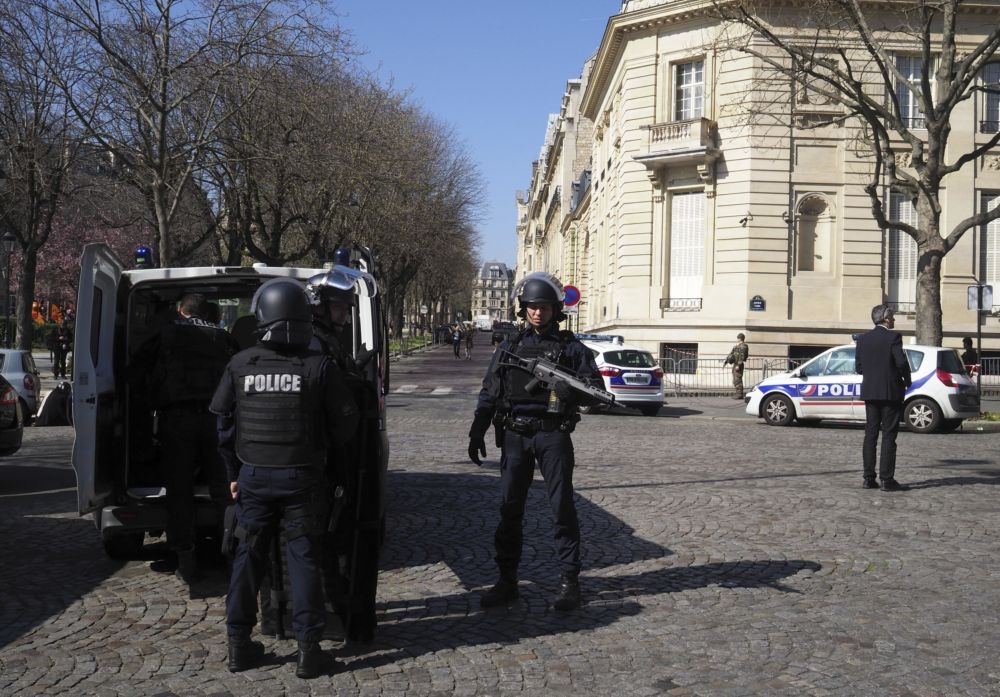 IMF位於巴黎的辦公室收到爆裂物，導致一名職員輕傷。警方聞訊後趕到現場處理。  （美聯社）