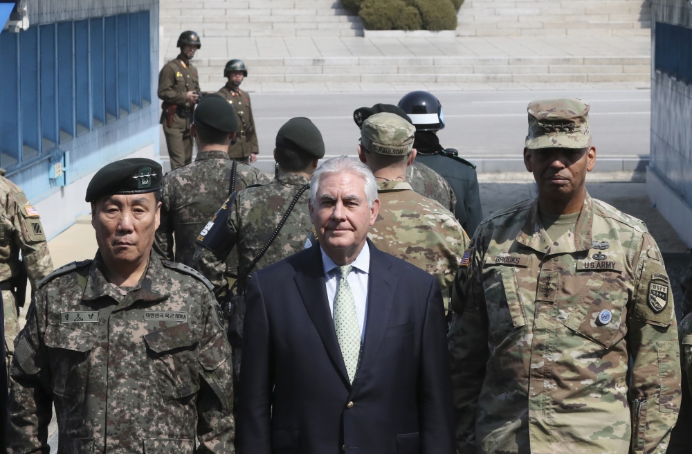美國國務卿提勒森（中）17日造訪南北韓非軍事區（DMZ）板門店。（美聯社）